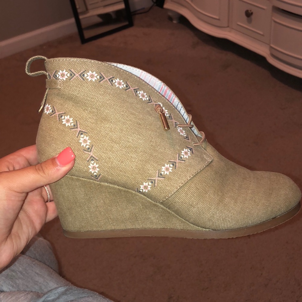 size 8 shoes! only worn once!!